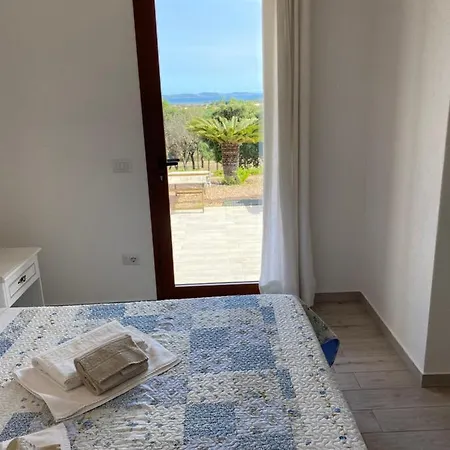 Molti Mari B&B Retreat Bed and Breakfast 3*