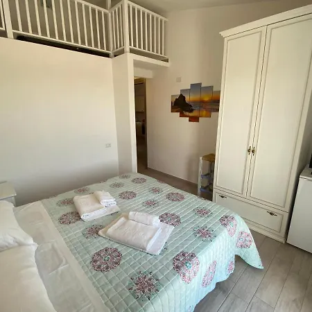 Molti Mari Bed & Breakfast