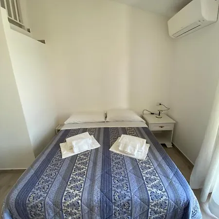 לינה וארוחת בוקר Molti Mari אולביה
