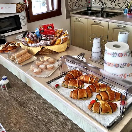Molti Mari Bed & Breakfast 2*